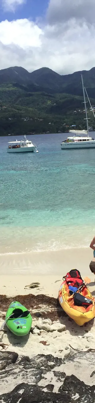 Französisch lernen mit den Füssen im karibischen Meer auf Guadeloupe